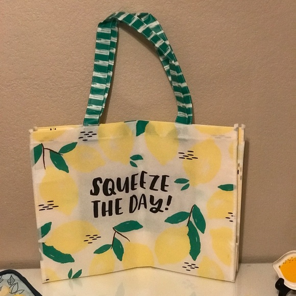 Lemon Towels, Lemon Pot Holders, Lemon Oven Mitt, Lemon Wash Cloths, S&P Shakers - Picture 15 of 15